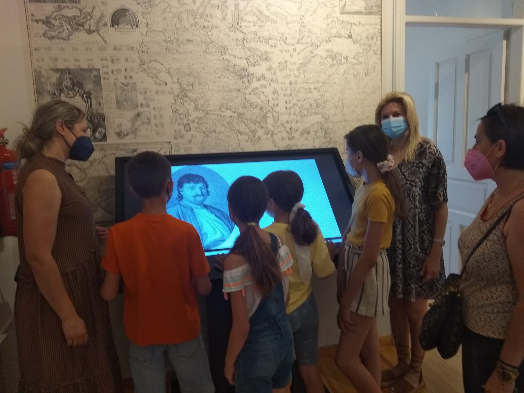 You are currently viewing Ευαισθητοποιημένες μητέρες από την Κατοχή, συνόδευσαν τα παιδιά τους στο Μουσείο για τον Λόρδο Βύρωνα και τον Φιλελληνισμό, καθώς και στην Βιβλιοθήκη της Βυρωνικής Εταιρείας Ιεράς Πόλεως Μεσολογγίου