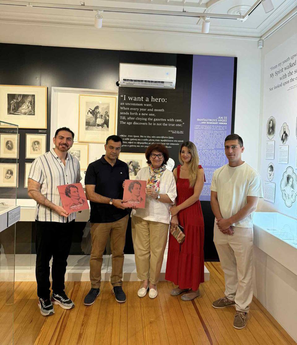 Read more about the article Την Τρίτη 29 Ιουλίου επισκέφθηκαν το Μουσείο για τον Λόρδο Βύρωνα και τον Φιλελληνισμό της Βυρωνική Εταιρεία Ιεράς Πόλεως Μεσολογγίου ο Δήμαρχος Ύδρας κ. Γεώργιος Κουκουδάκης και ο Τούρκος καθηγητής Νεοελληνικών Σπουδών στο Πανεπιστημίου της Άγκυρας κ. Alper Risoy, συνοδευόμενοι από τον Μεσολογγίτη επιχειρηματία κ. Νίκο Λύρο.