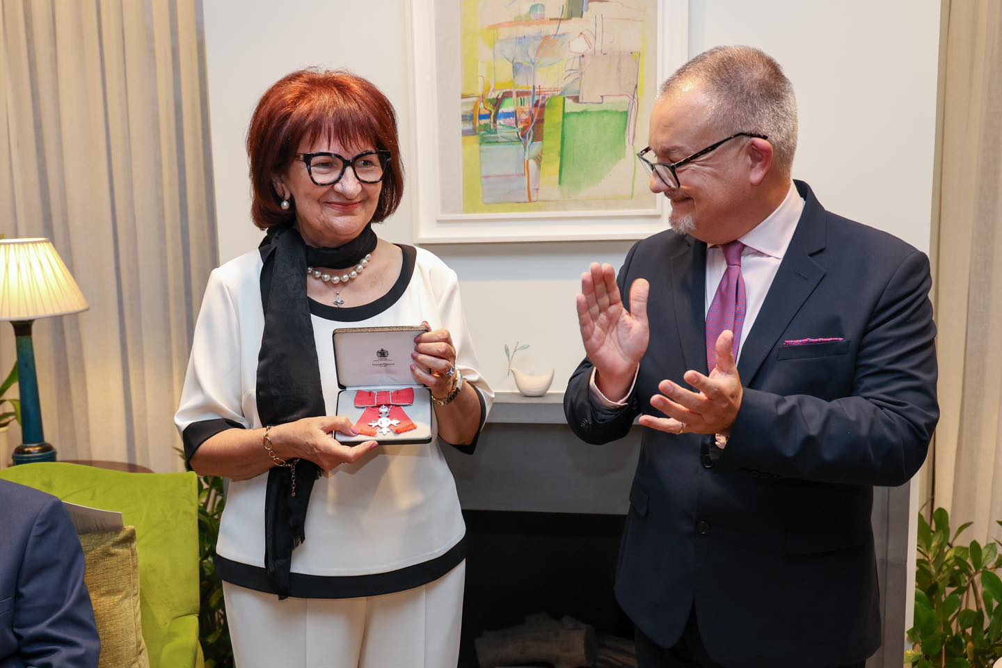 Read more about the article Η επίσημη δημοσίευση της Βρετανικής Πρεσβείας στην Ελλάδα για την βράβευση της Προέδρου της Βυρωνική Εταιρεία Ιεράς Πόλεως Μεσολογγίου Ροδάνθης- Ρόζας Φλώρου, από την αυτού Μεγαλειότητα τον Βασιλέα Κάρολο ΙΙΙ.