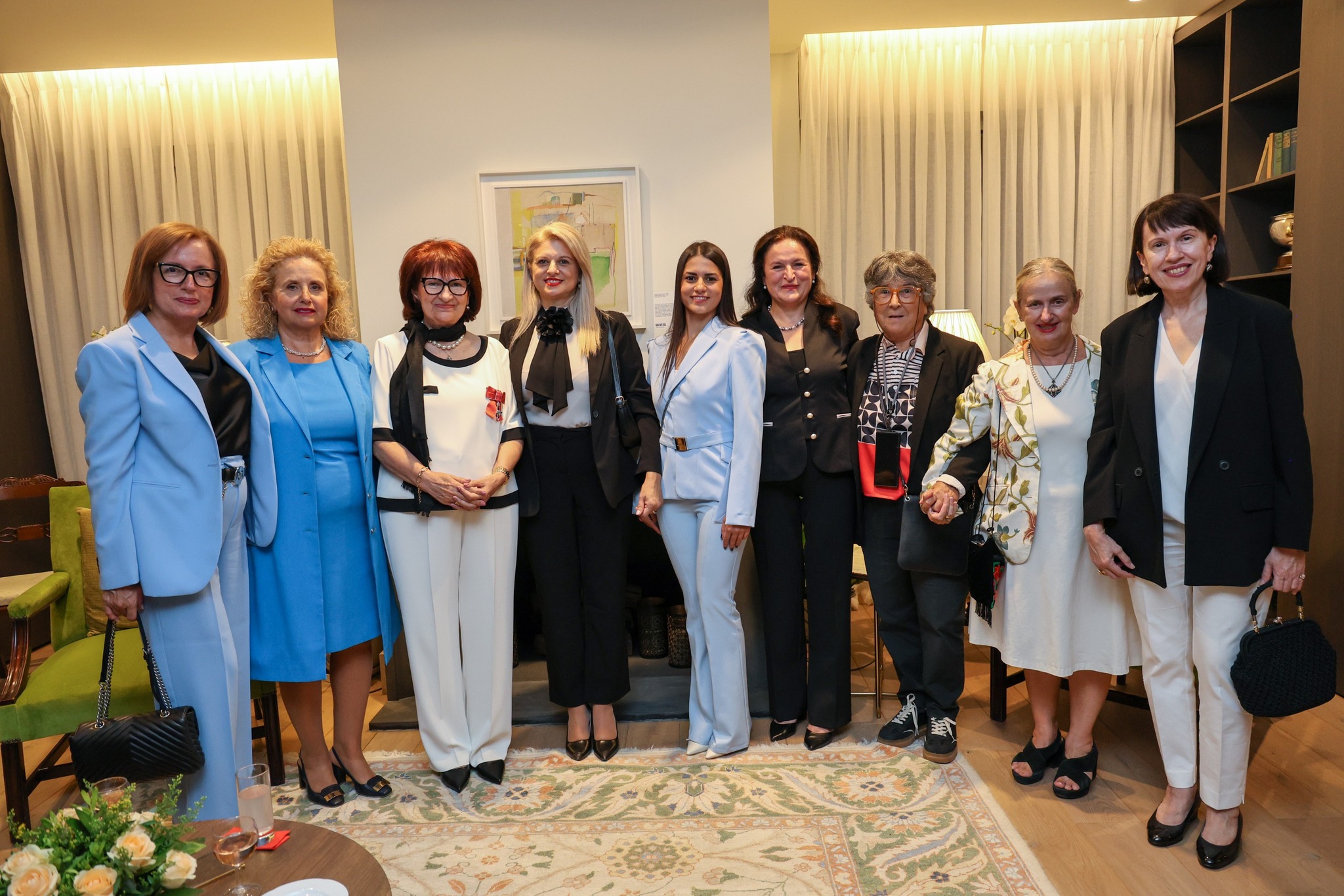 Read more about the article Μαζί με αγαπημένους συνεργάτες, φίλους και μέλη της οικογένειάς μου, που παρευρέθηκαν για να με τιμήσουν στην απονομή του Μεταλλίου Member of the Most Excellent Order of the British Empire εκ μέρους του Βασιλιά Καρόλου Γ΄ του Ηνωμένου Βασιλείου, στην κατοικία του Πρέσβη του Ηνωμένου Βασιλείου στην Ελλάδα, κ. Matthew Lodge.