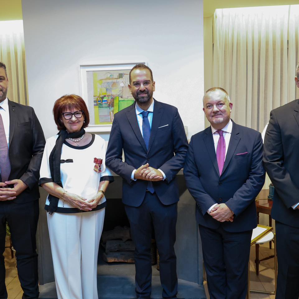 Read more about the article Δήλωση του Περιφερειάρχη Δυτικής Ελλάδος κ. Νεκτάριου Φαρμάκη για την βράβευση της Πρόεδρου κας Ροδάνθης Φλώρου, από τον Βασιλέα Κάρολο ΙΙΙ, με το μετάλλιο ΜΒΕ Member of the Most Excellent Order of the British Empire