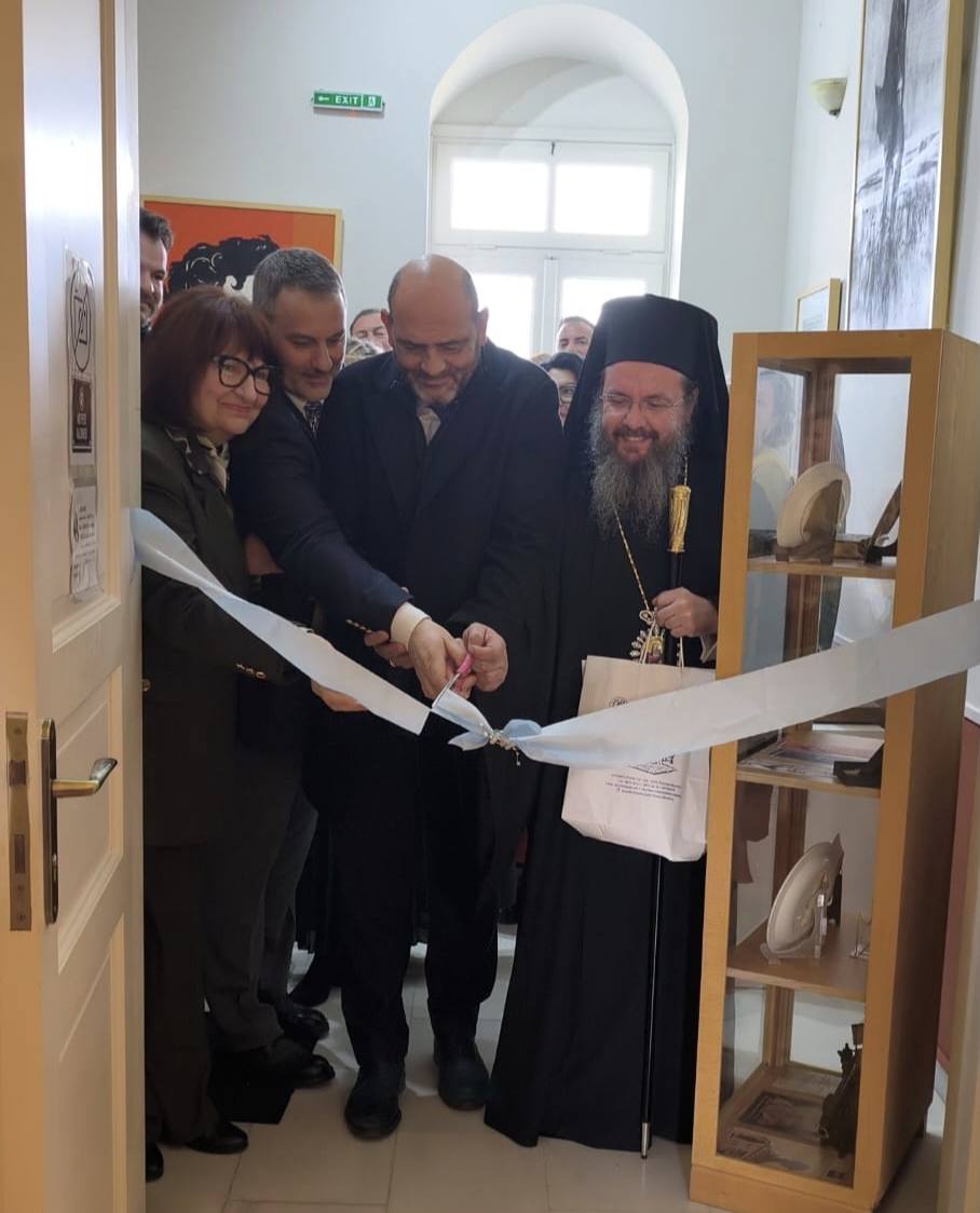 Read more about the article Από την τελετή εγκαινίων της έκθεσης των δυο αυθεντικών κειμηλίων, μεγίστης, ιστορικής αξίας͘, που εγκαινιάσθηκε από τον Υφυπουργό Πολιτισμού ΙΑΣΟΝΑ ΦΩΤΗΛΑ την Κυριακή της 25ης Ιανουαρίου 2026.