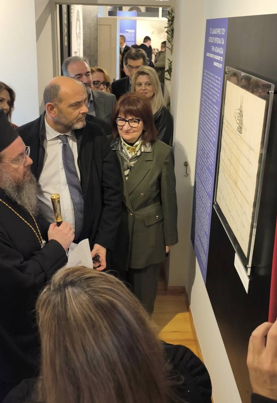 Read more about the article Στιγμιότυπα από την τελετή εγκαινίων της έκθεσης των δυο αυθεντικών κειμηλίων, μεγίστης, ιστορικής αξίας͘, που εγκαινιάσθηκε από τον Υφυπουργό Πολιτισμού ΙΑΣΟΝΑ ΦΩΤΗΛΑ την Κυριακή της 25ης Ιανουαρίου 2026