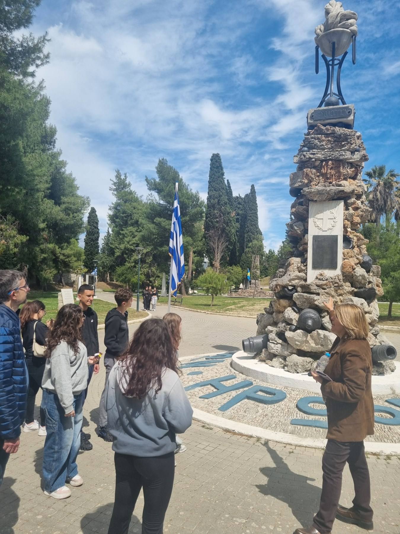 Read more about the article Το 5ο Γενικό Λύκειο Ζωγράφου επισκέφθηκε την Πέμπτη 23 Απριλίου το Μουσείο της ΒΥΡΩΝΙΚΗΣ ΕΤΑΙΡΕΙΑΣ για να ξεναγηθούν οι μαθητές και μαθήτριες του στα υπέροχα ιστορικά κειμήλια της μόνιμης έκθεσης ” Μπάιρον και Ελλάδα” που επιμελήθηκε το Εθνικό Ιστορικό Μουσείο – National Historical Museum.