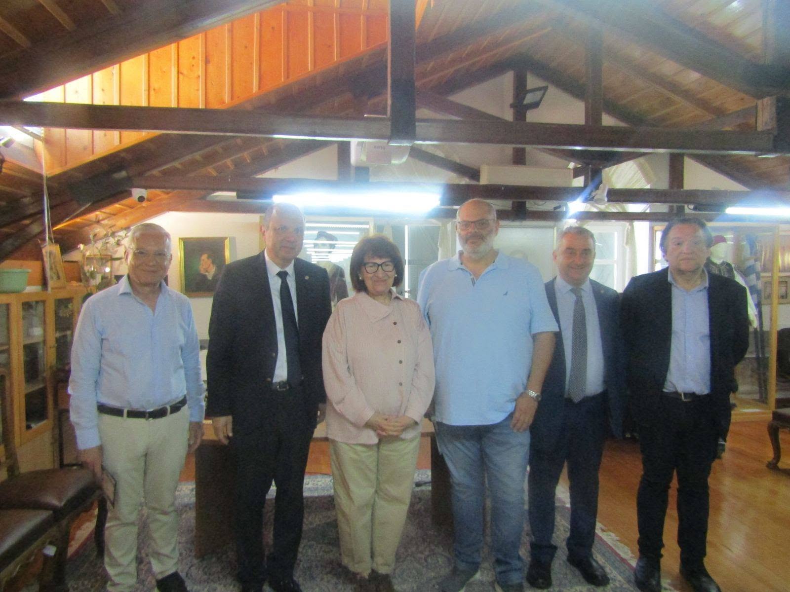 Read more about the article Ξενάγηση των Πρυτανικών Αρχών του ΑΠΘ και του Δημοσιογράφου Νίκου Βατόπουλου στο Ερευνητικό Κέντρο και το Μουσείο για τον Λόρδο Βύρωνα και τον Φιλελληνισμό της ΒΥΡΩΝΙΚΗΣ ΕΤΑΙΡΕΙΑΣ από τις Επιμελήτριες Νατάσα Καστρίτη και Ρεγγίνα Κατσιμάρδου, ιστορικούς του ΕΙΜ