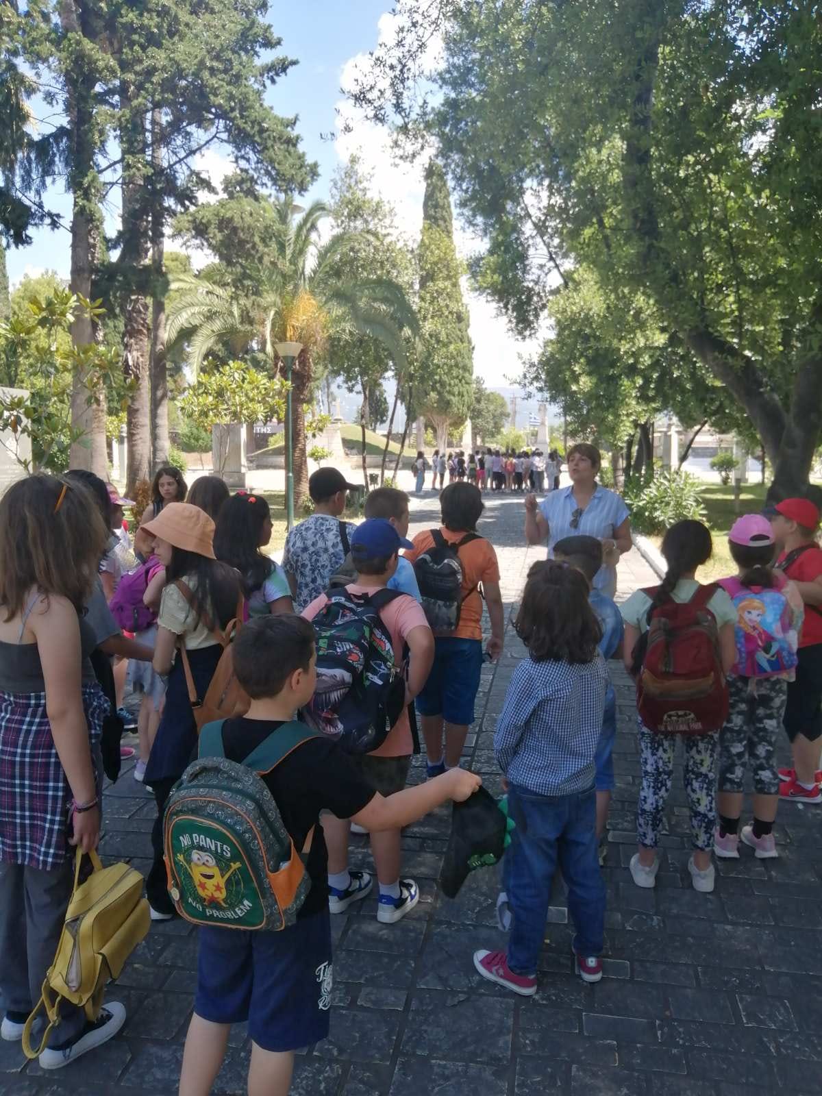 Read more about the article ΤΟ ΔΗΜΟΤΙΚΟ ΣΧΟΛΕΙΟ ΑΜΜΟΤΟΠΟΥ και το ΔΗΜΟΤΙΚΟ ΣΧΟΛΕΙΟ ΡΟΔΑΥΓΗΣ ΑΡΤΑΣ στον Κήπο των Ηρώων